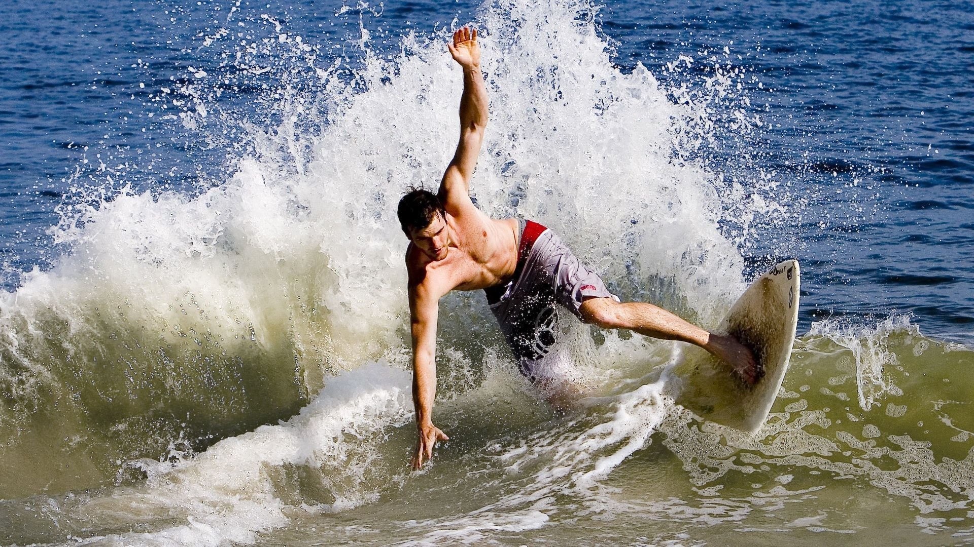 城市“夜光障碍跑”新增水雾隧道与光影走廊 成社交媒体爆款路线